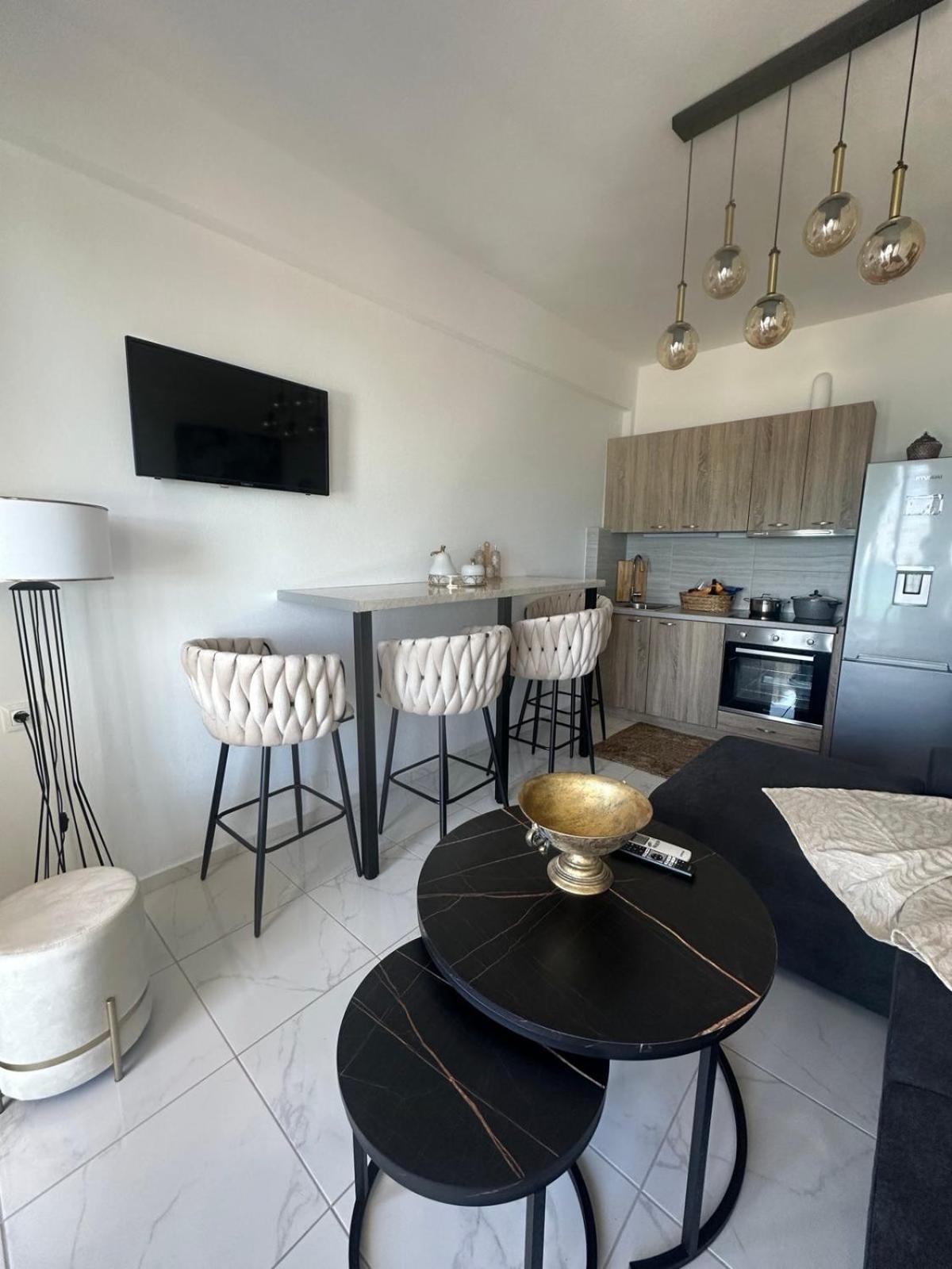 Stella & Eleni With Shared Pool & Open View Apartment *