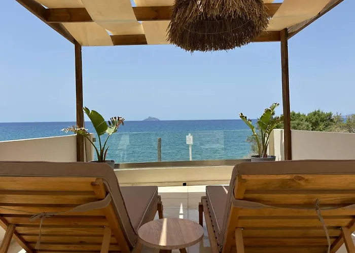 Stella & Eleni Suite With Shared Pool & Open View